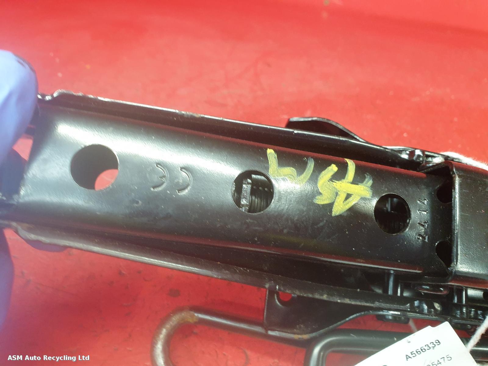 View Auto part Jack Volkswagen Golf 2014