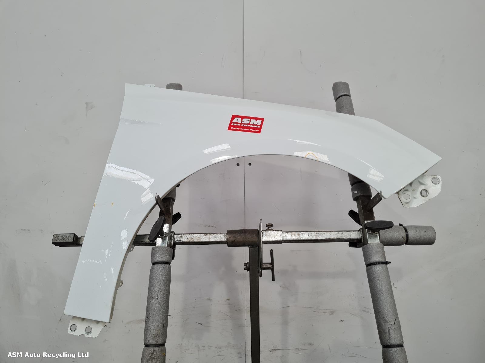 View Auto part R Wing Ford Focus 2014
