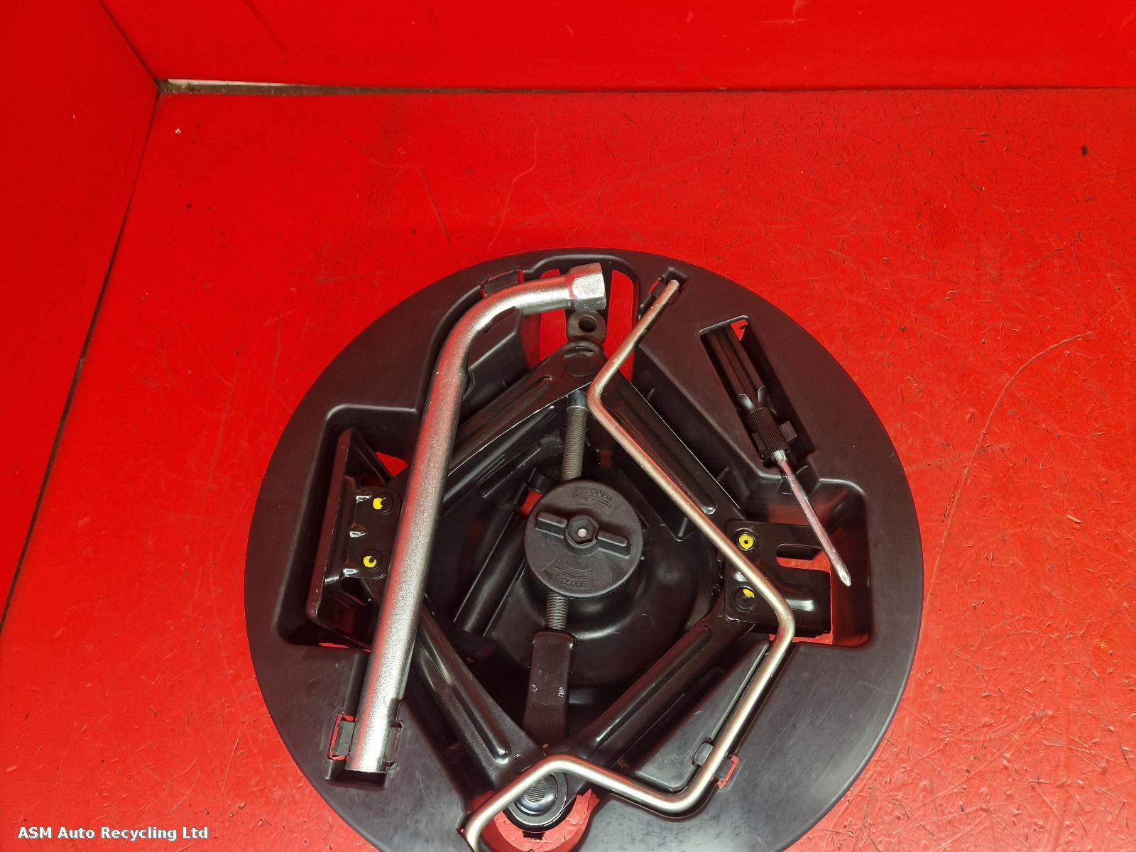 View Auto part Jack Fiat 500 2013