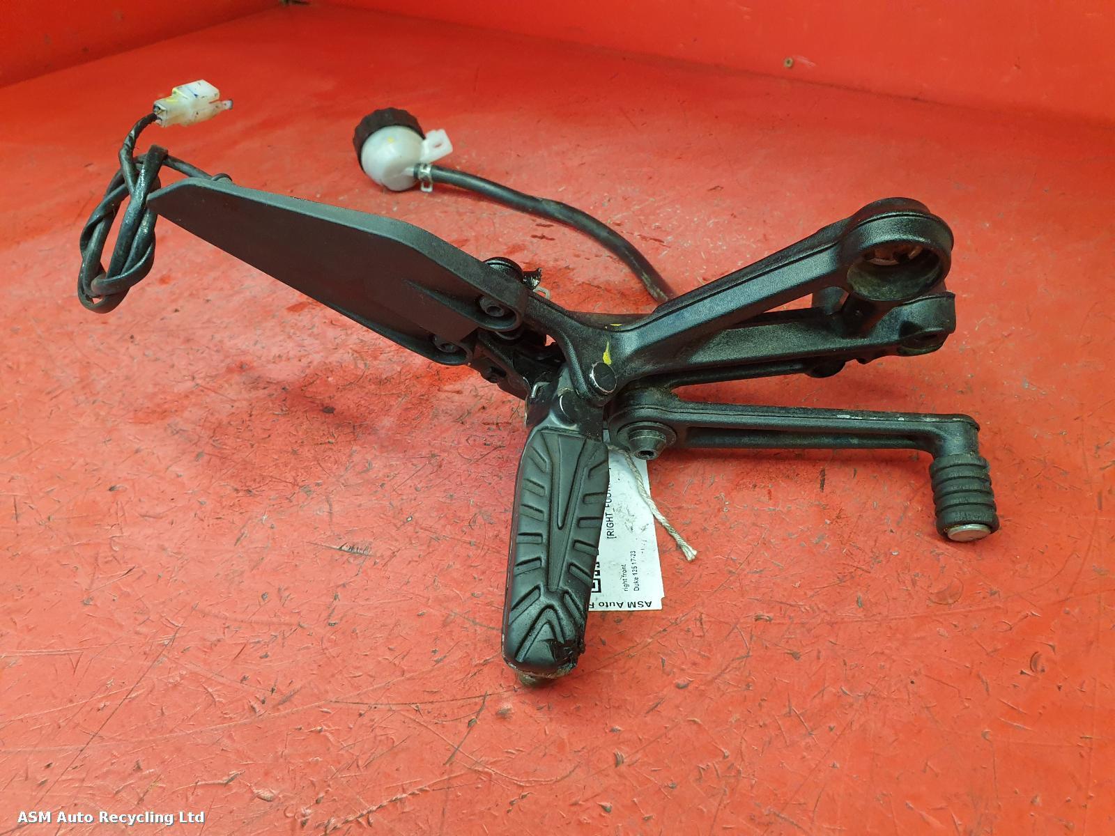 View Auto part Right Footrest Ktm 125 Duke 2021