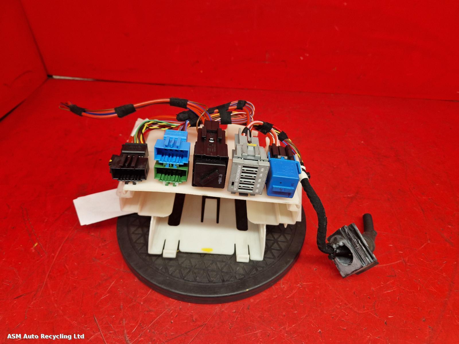 View Auto part Fuse Box Bmw 3 Series 2008