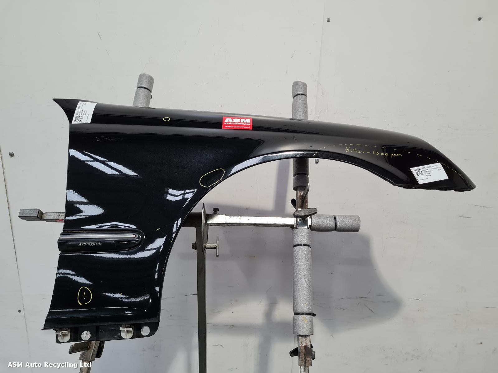 View Auto part R Wing Mercedes C Class 2005