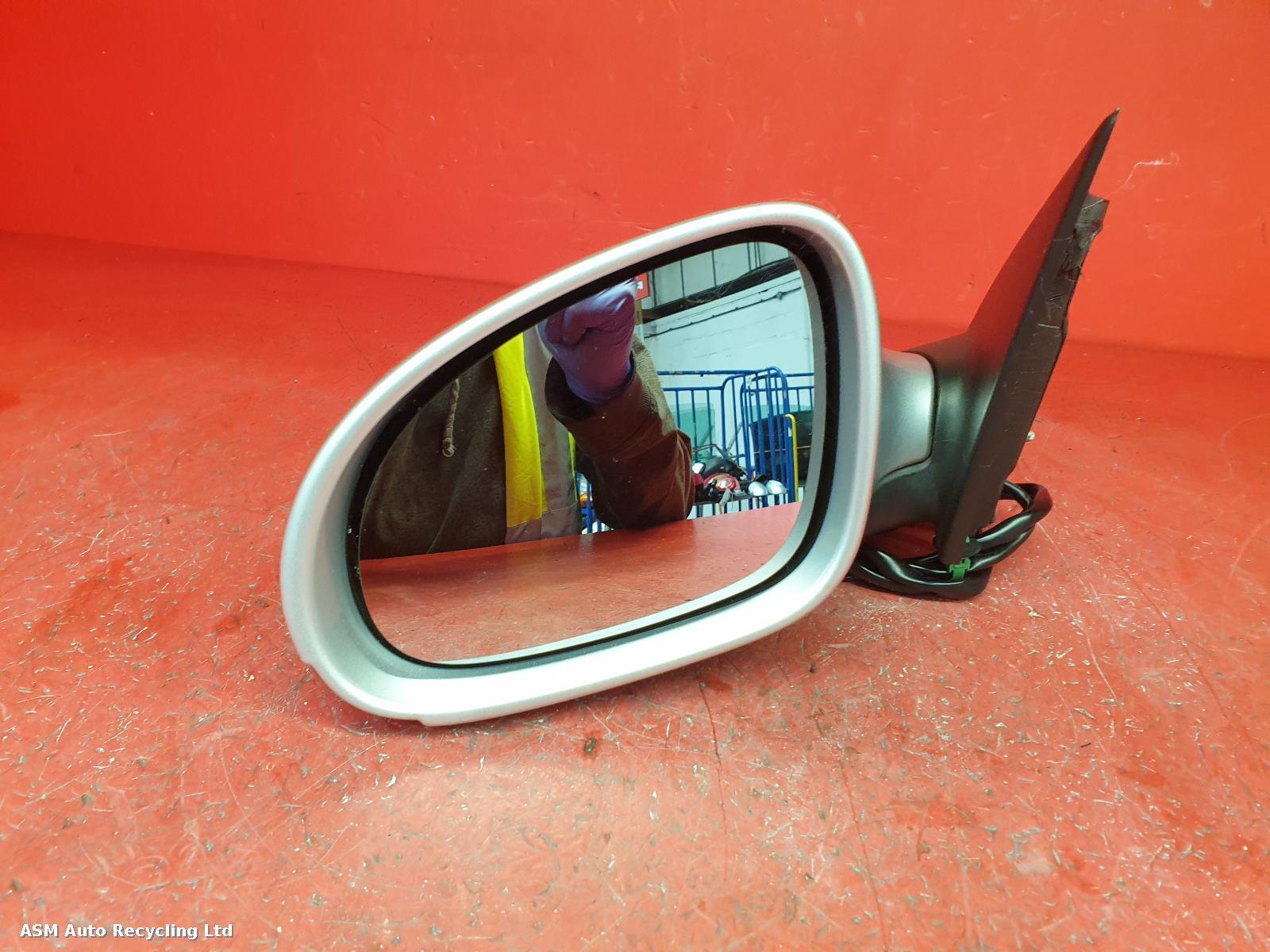 View Auto part L Door Mirror Volkswagen Passat 2006