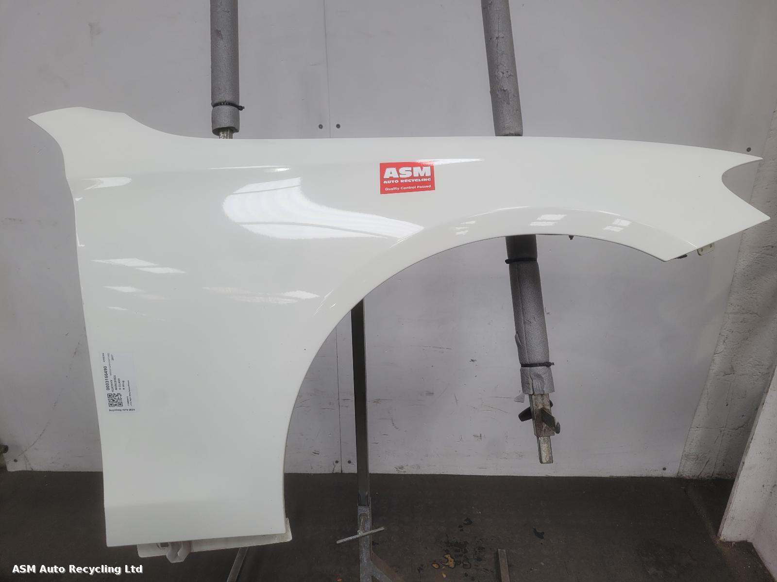 View Auto part R Wing Mercedes E Class 2017