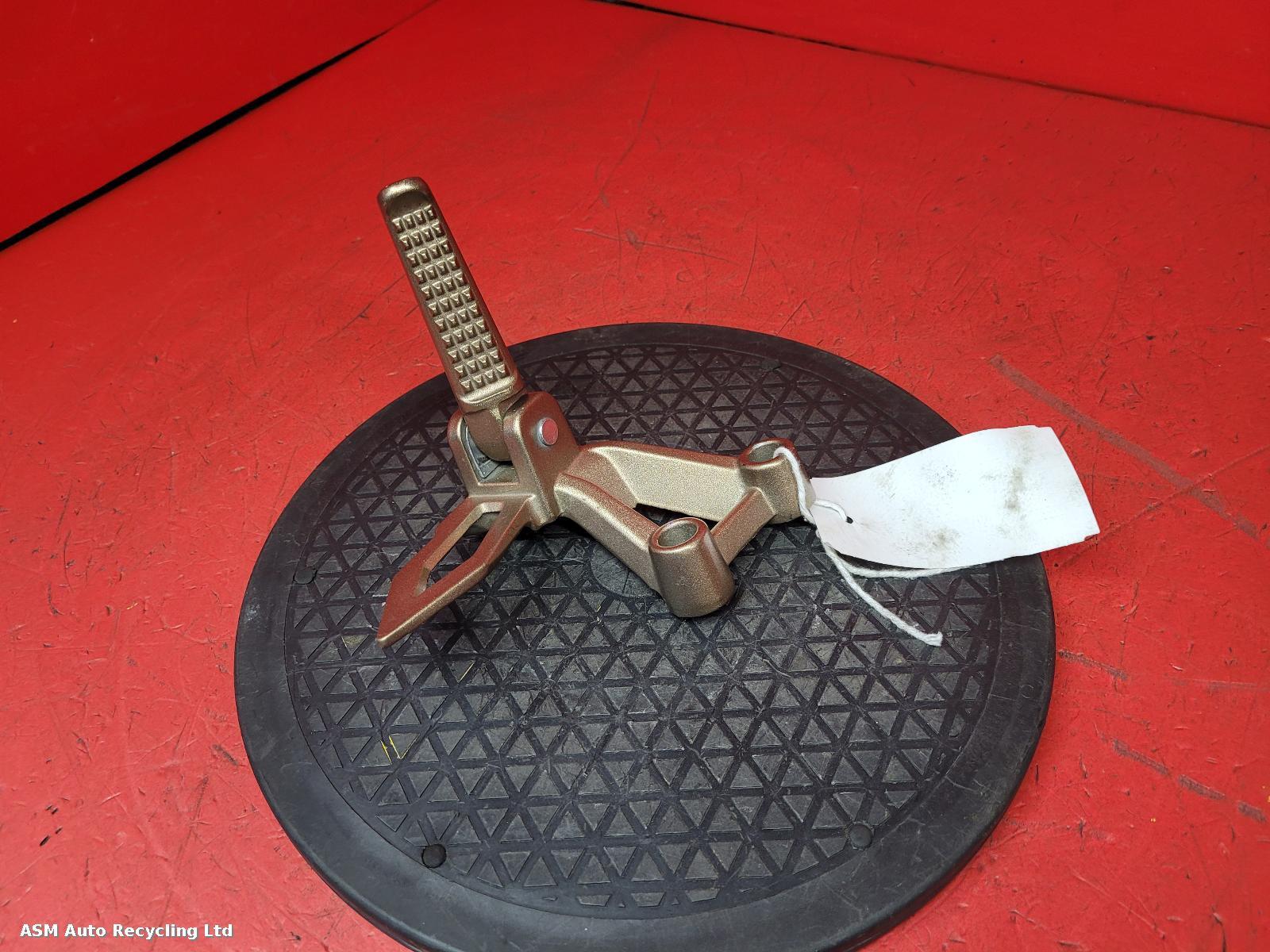 View Auto part Left Footrest Sinnis Gpx 125 2022