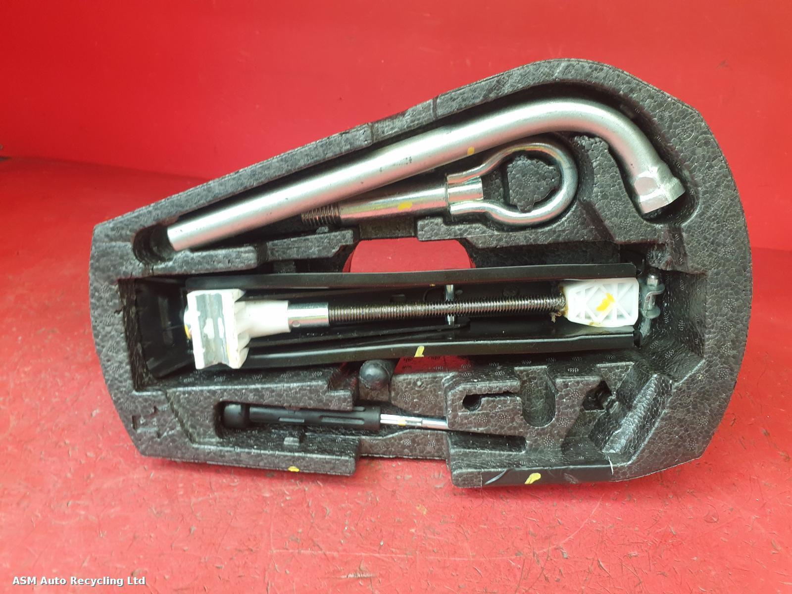 View Auto part Jack Volkswagen Polo 2014