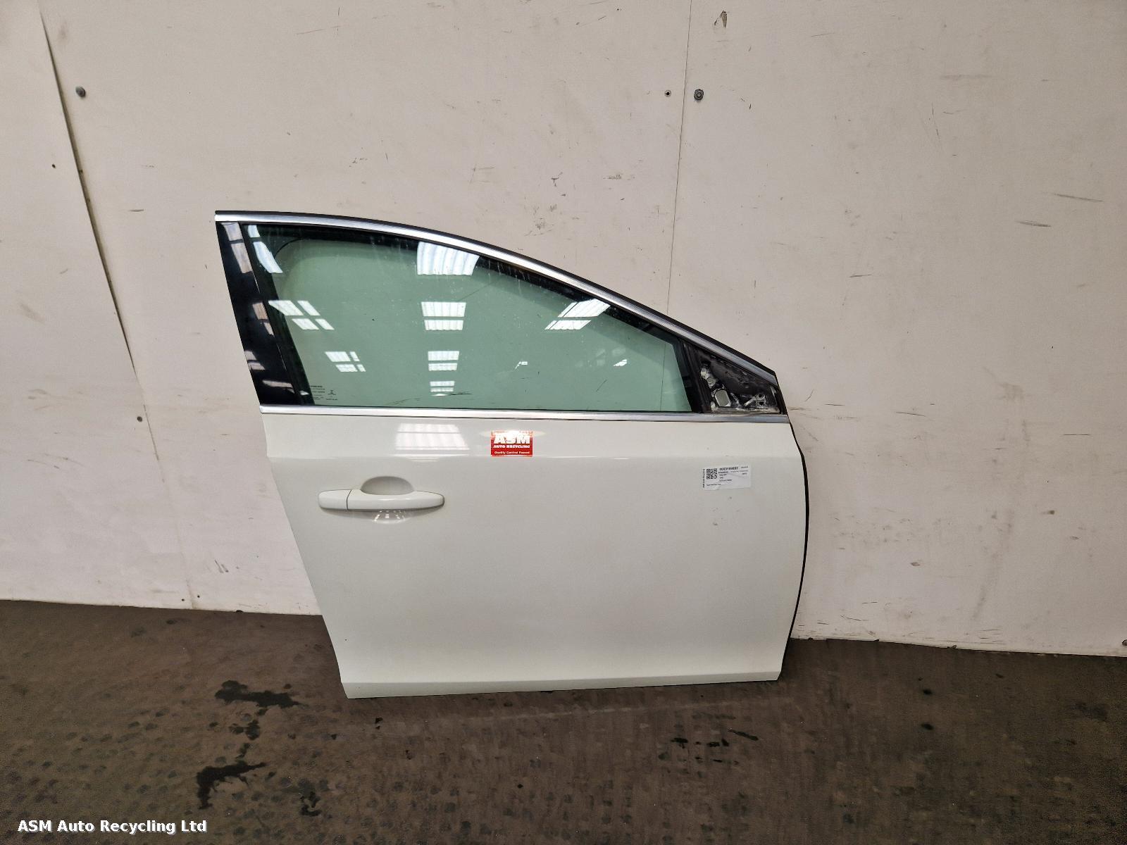 View Auto part R Front Door Volvo V40 2015