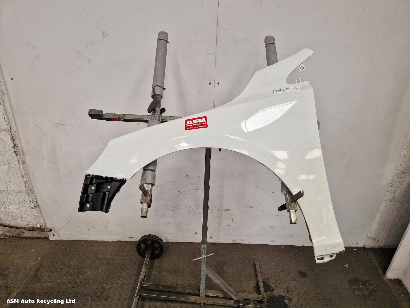 View Auto part L Wing Volvo V40 2015