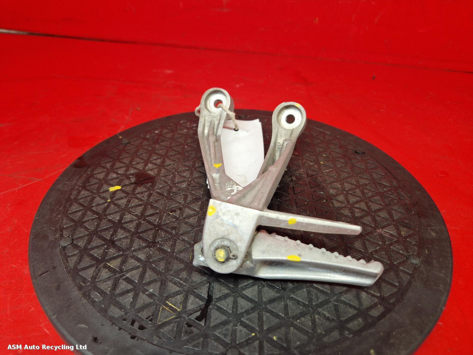 View Auto part Right Footrest Honda Cb125r 2020