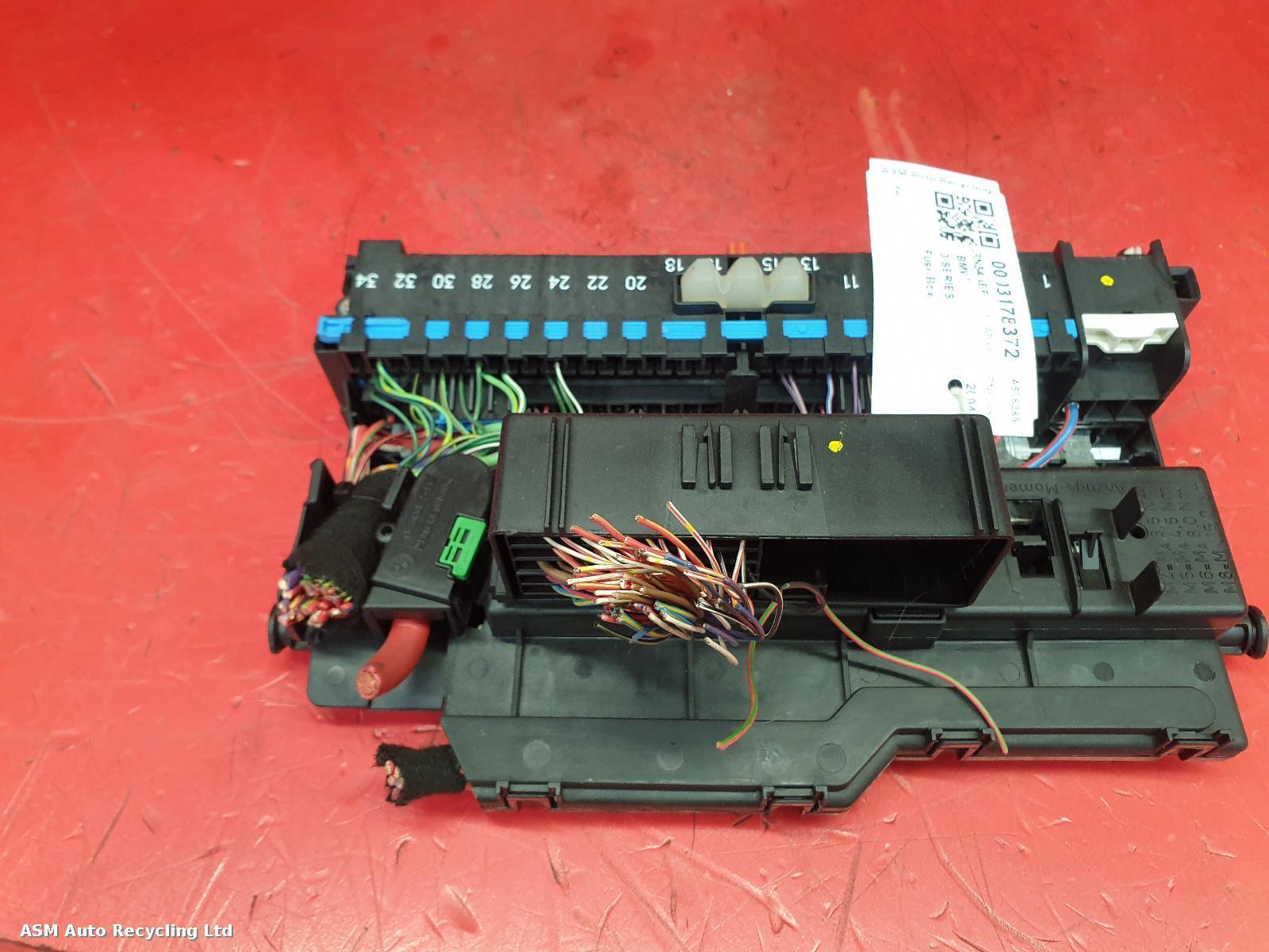 View Auto part Fuse Box Bmw 3 Series 2004
