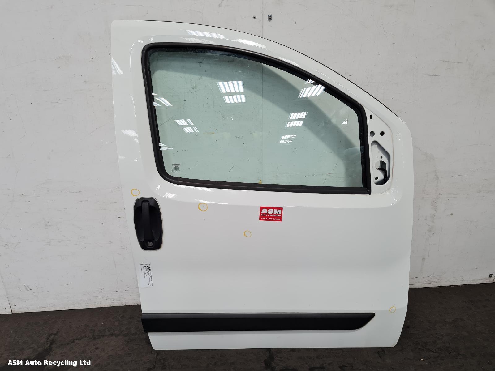 View Auto part R Front Door Fiat Fiorino 2014