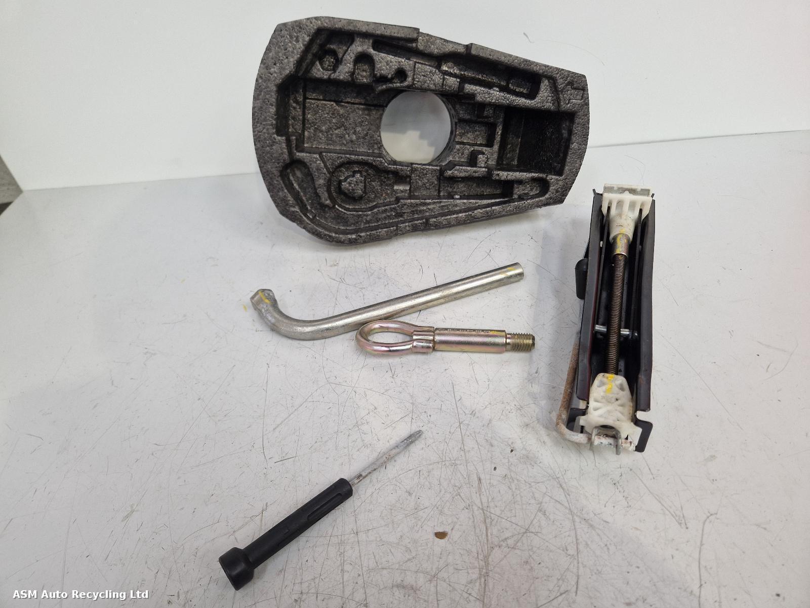 View Auto part Jack Volkswagen Polo 2009