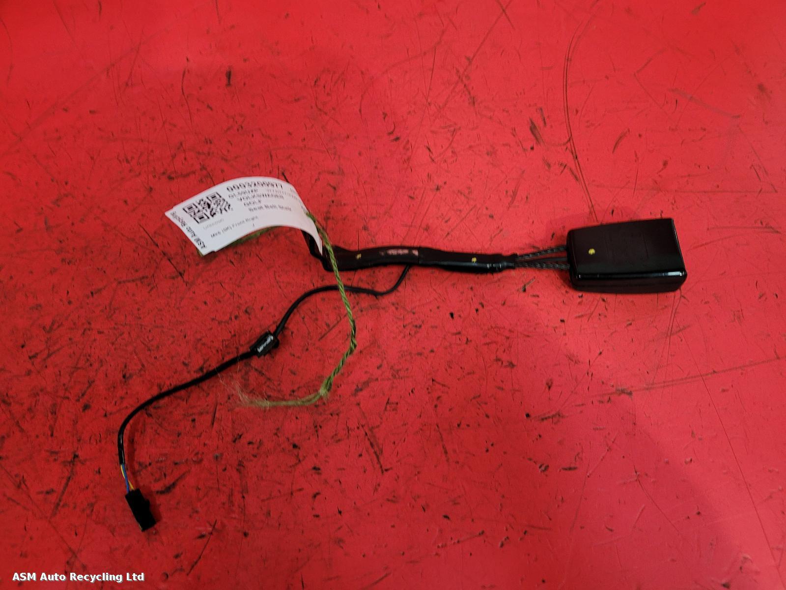View Auto part Seat Belt Volkswagen Golf 2009