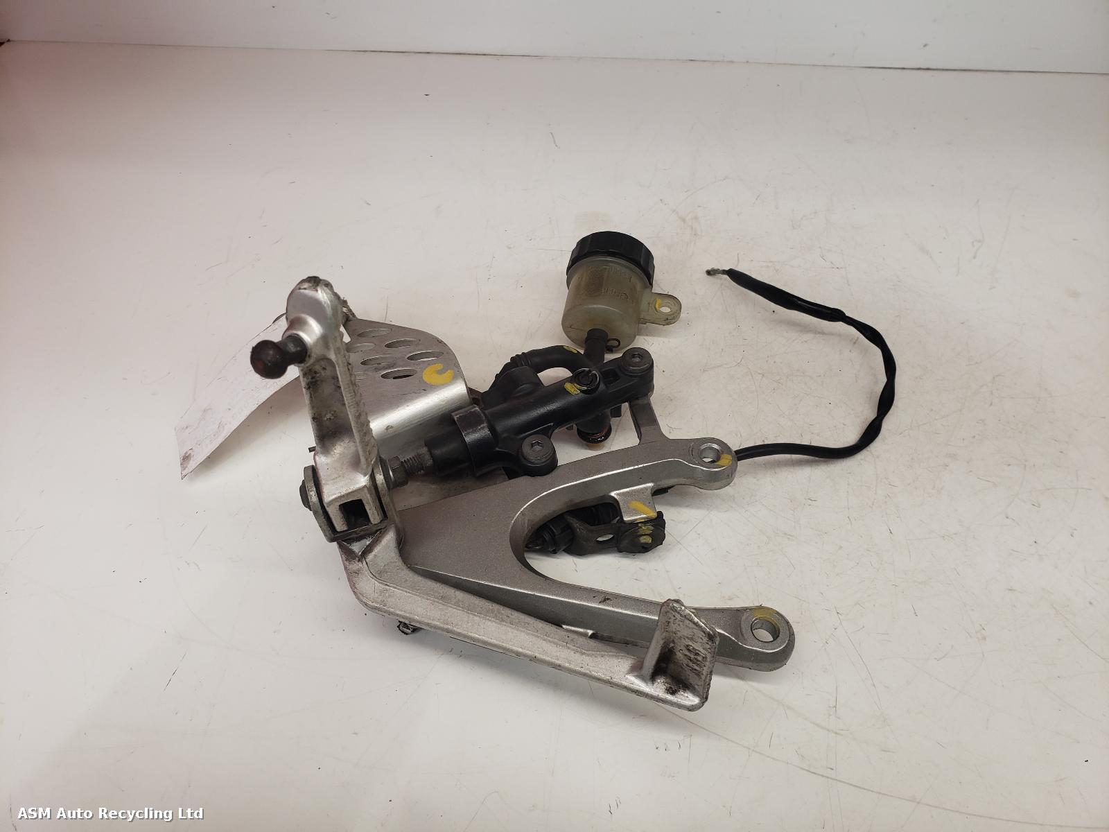 View Auto part Right Footrest Yamaha Yzf R1 2006