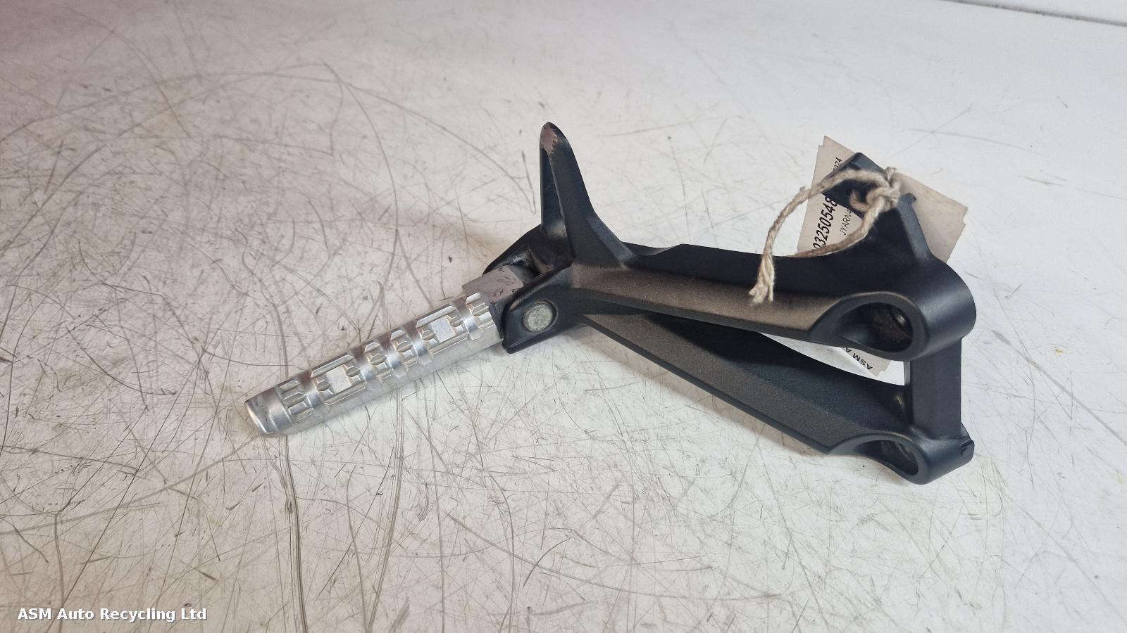 View Auto part Right Footrest Yamaha Xsr900 2016