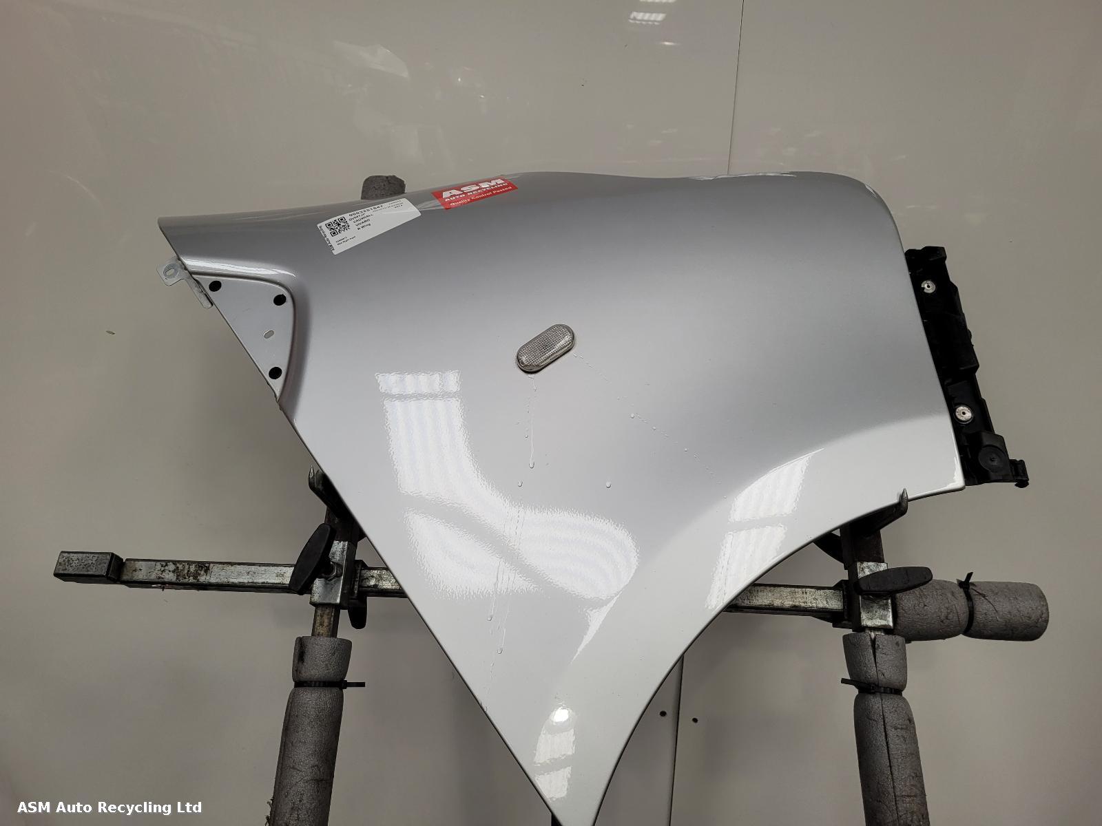 View Auto part R Wing Vauxhall Vivaro 2014