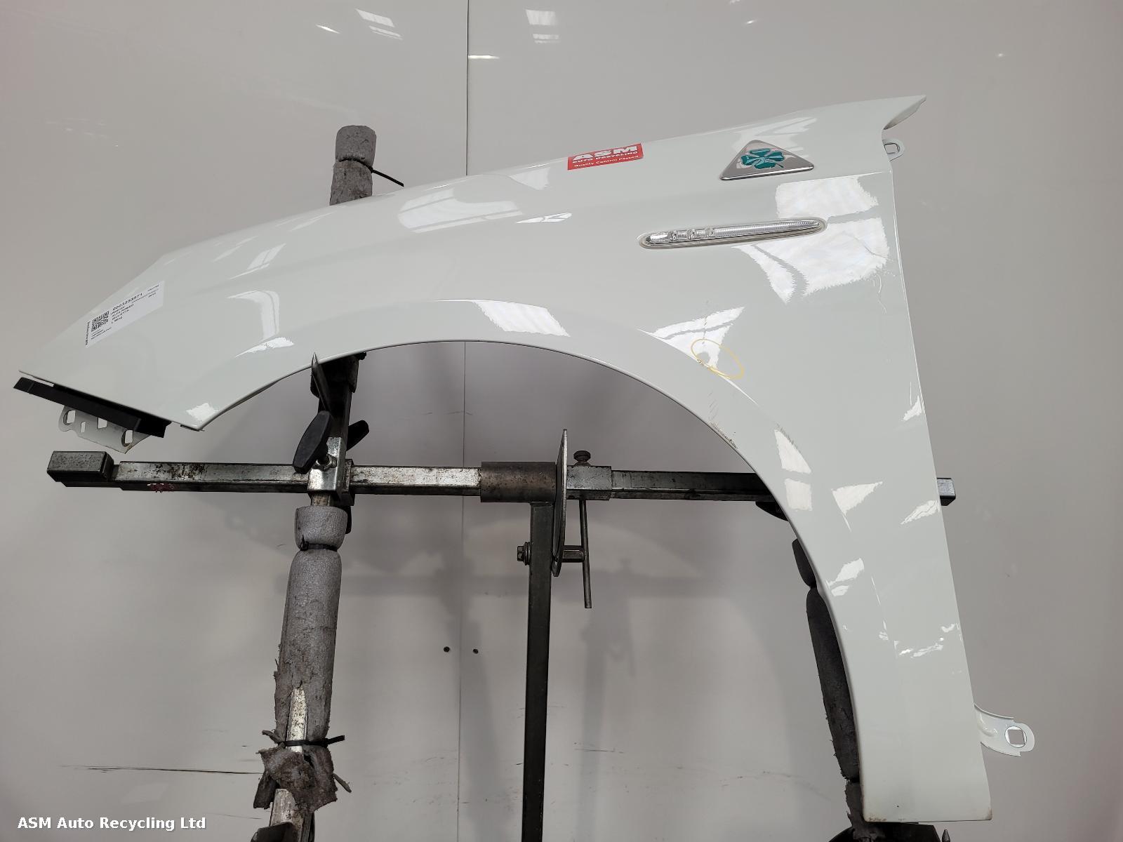 View Auto part L Wing Alfa Romeo Giulietta 2015