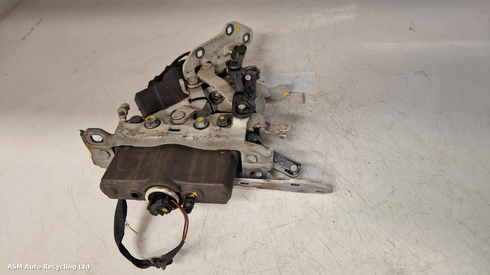 View Auto part Bonnet Hinge Mercedes C Class 2011