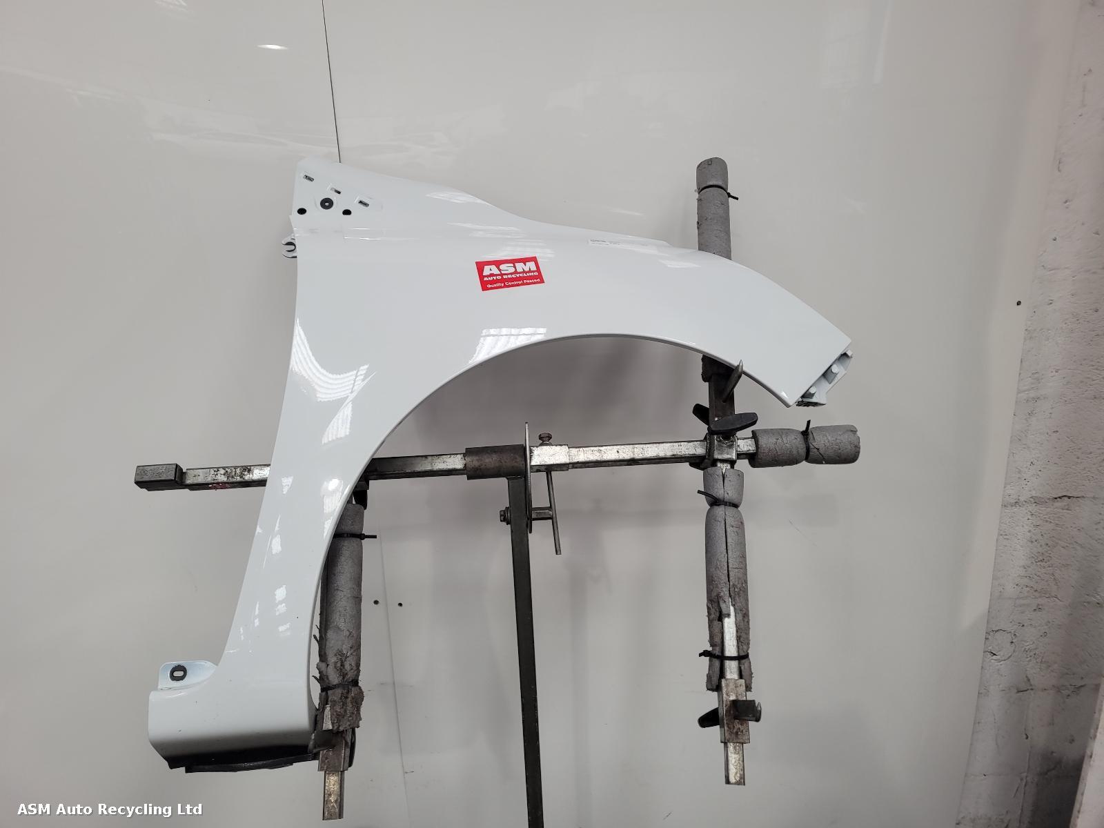 View Auto part R Wing Renault Clio 2016
