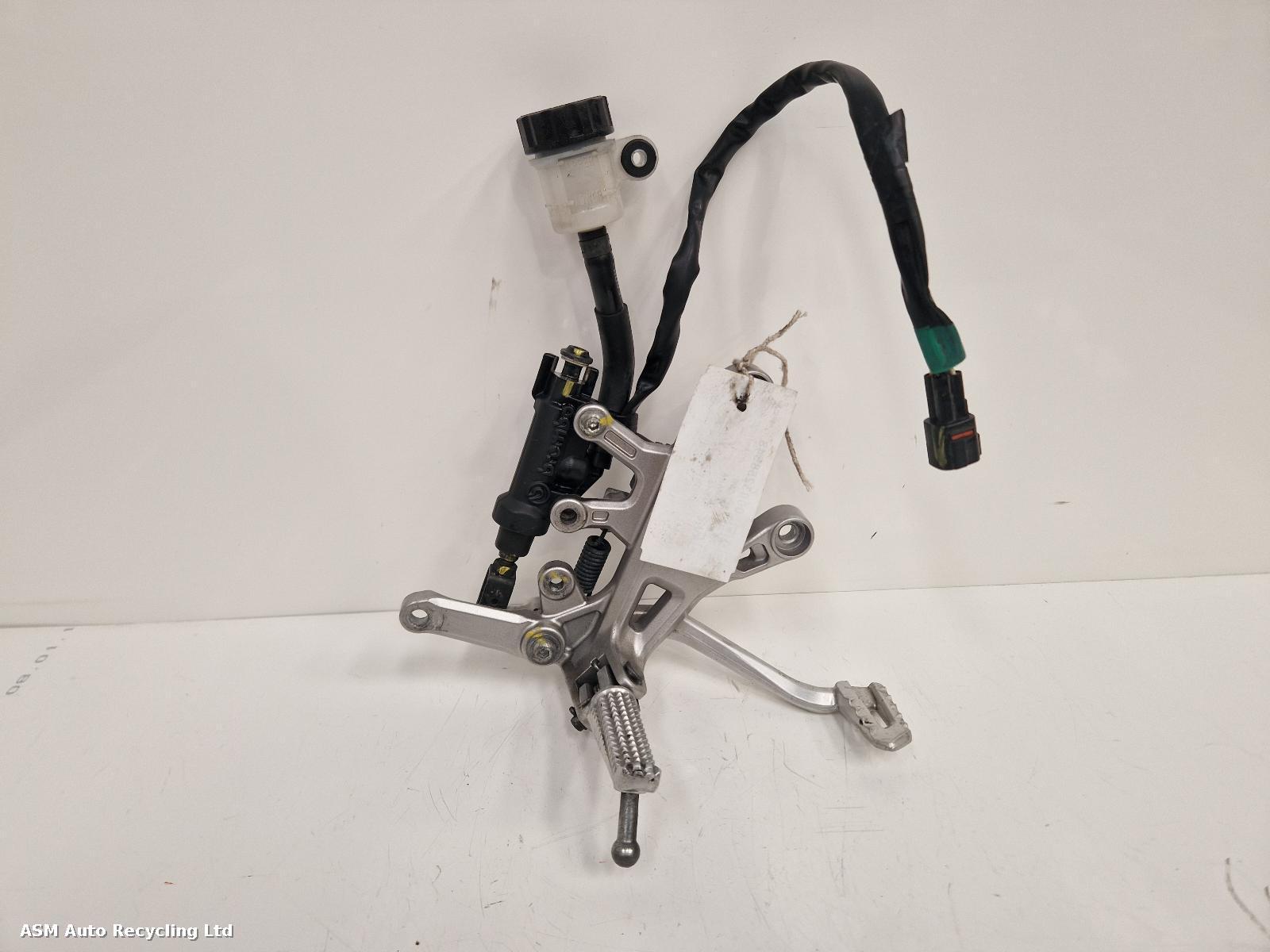 View Auto part Right Footrest Yamaha Mt-10 2017