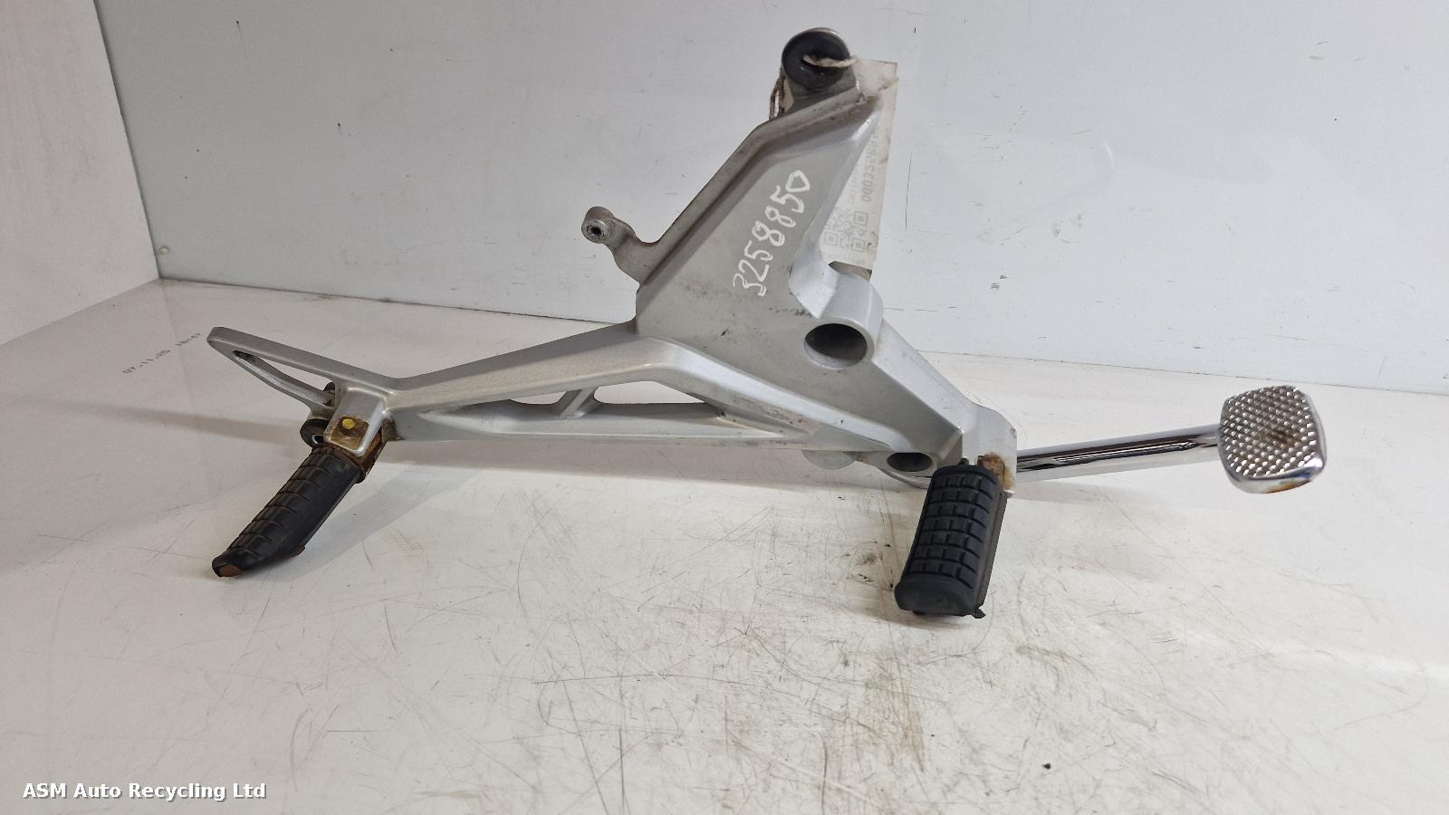 View Auto part Left Footrest Honda Cb 125 F 2015