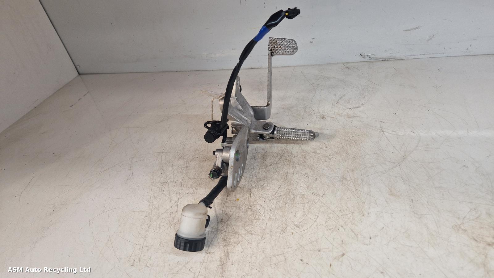 View Auto part Right Footrest Yamaha Xsr125 2022
