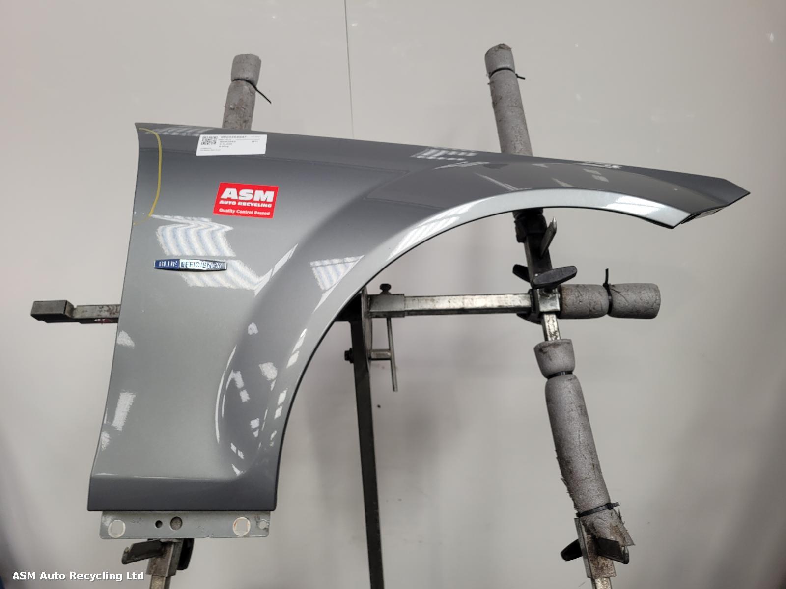View Auto part R Wing Mercedes C Class 2011