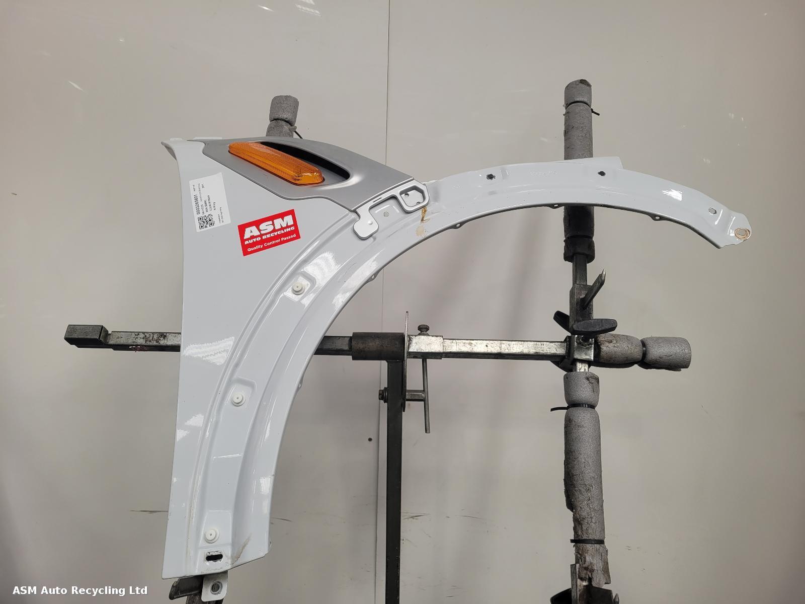 View Auto part R Wing Mini (bmw) Countryman 2011