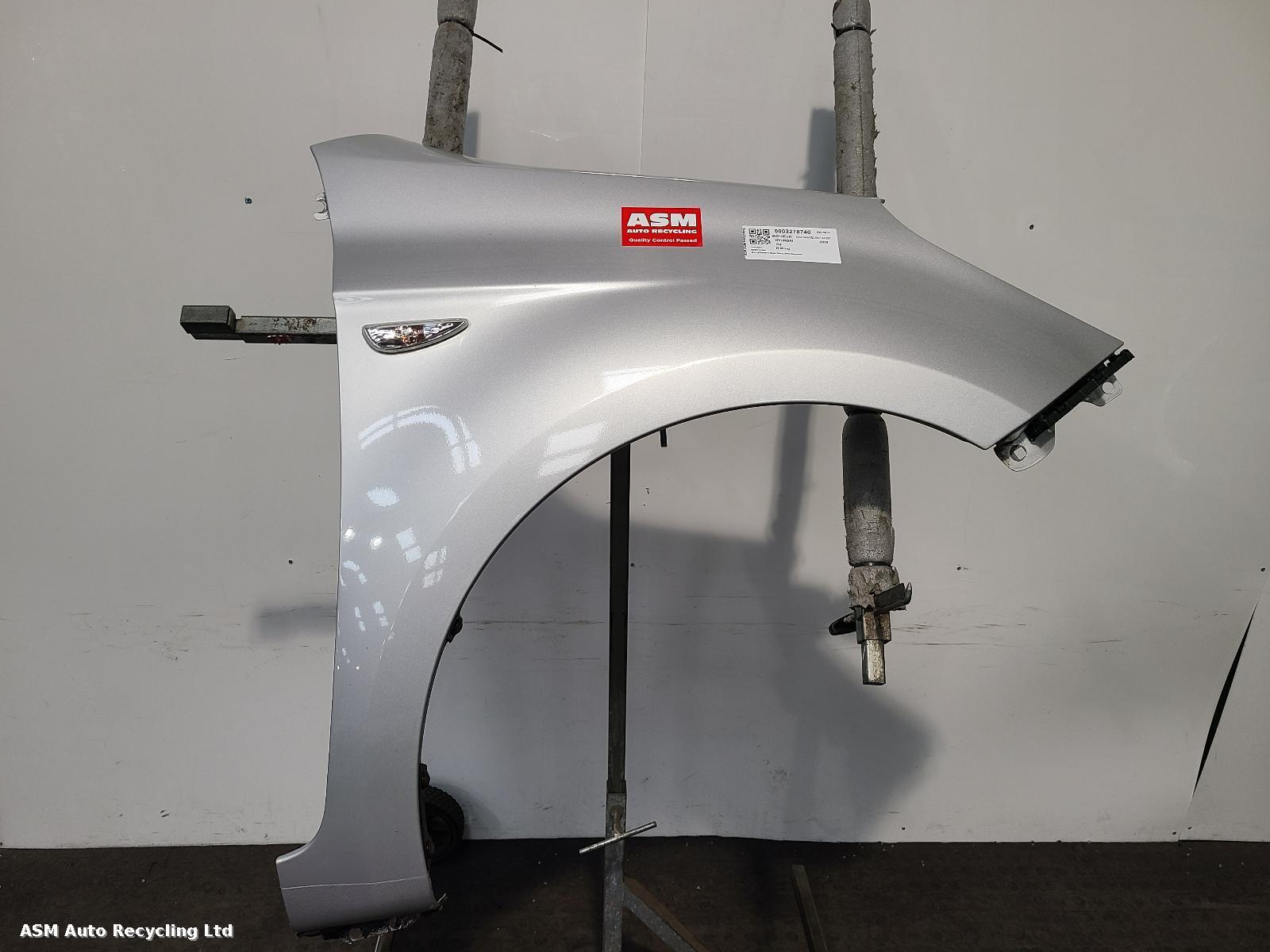 View Auto part R Wing Hyundai I20 2010