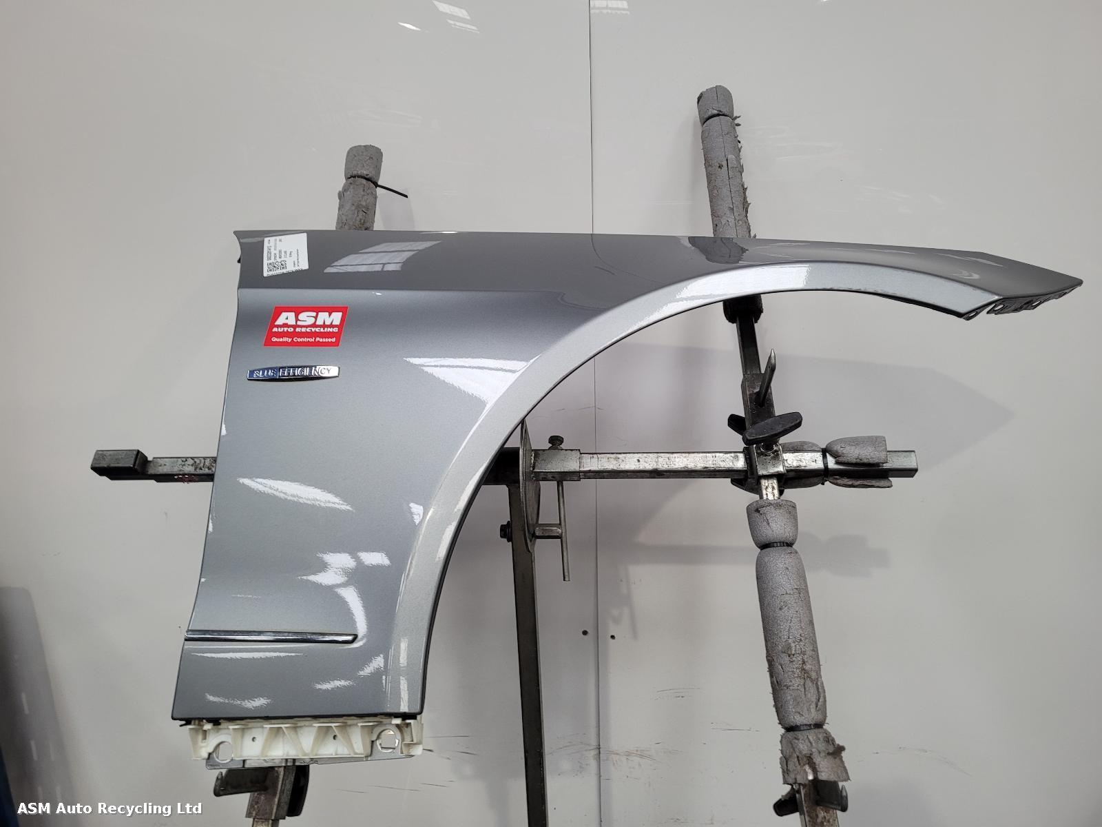 View Auto part R Wing Mercedes E Class 2010