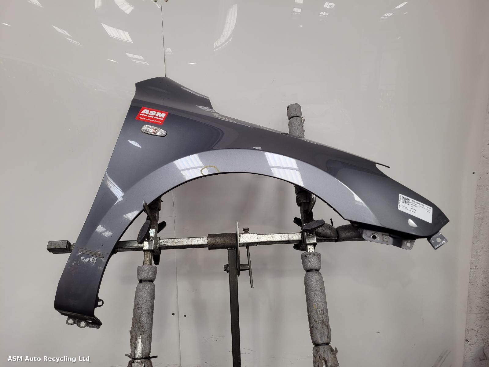 View Auto part R Wing Hyundai I30 2011