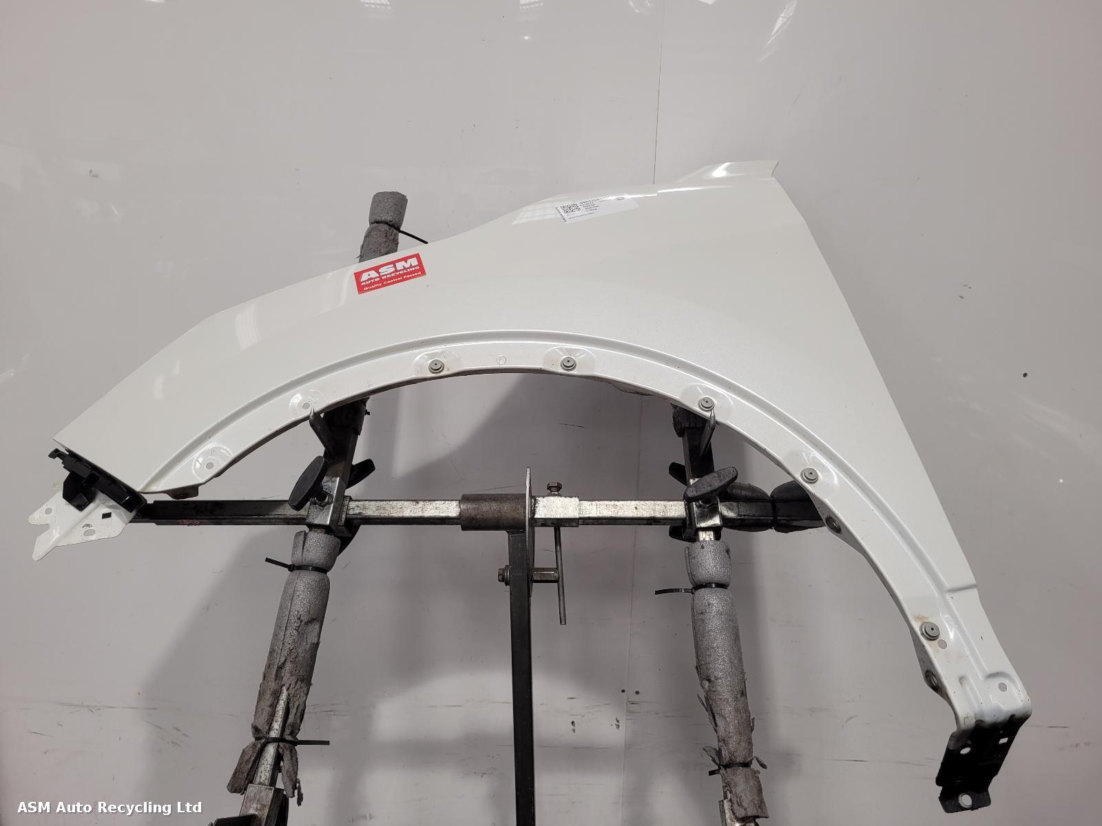 View Auto part L Wing Nissan Qashqai 2015