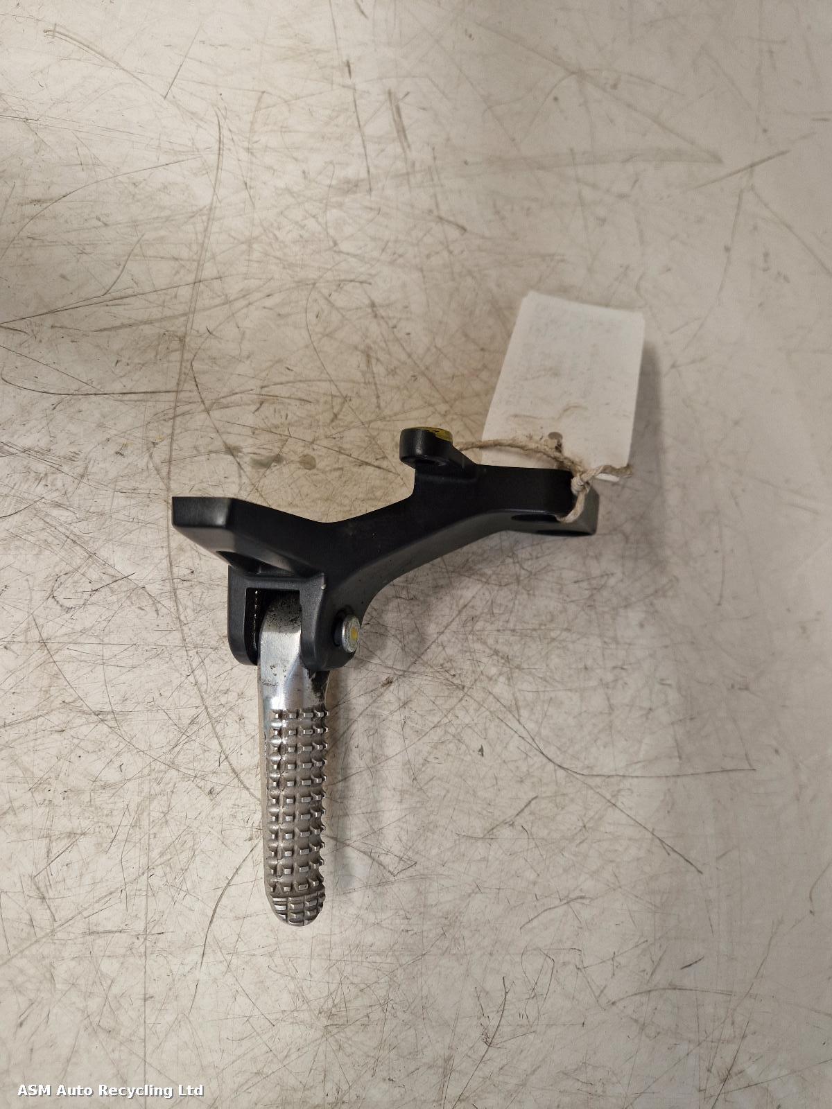 View Auto part Right Footrest Yamaha Mt-09 Sp 2021