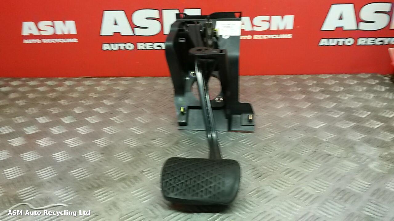 View Auto part Pedal Box Mercedes C Class 2004