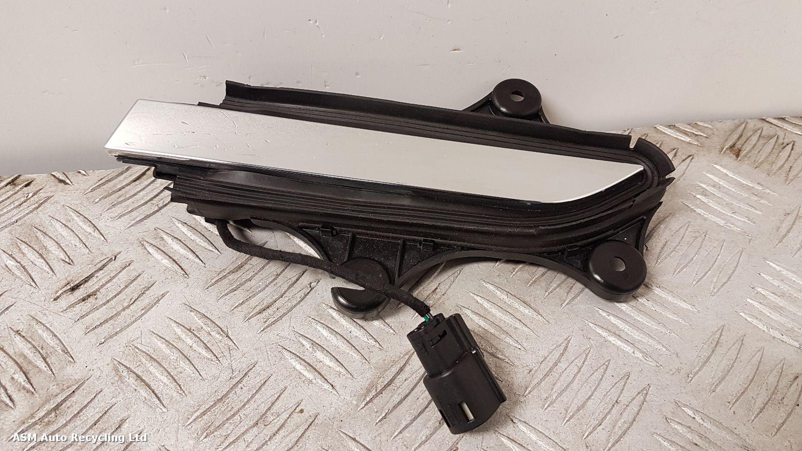 View Auto part Door Handle Tesla Model X 2017