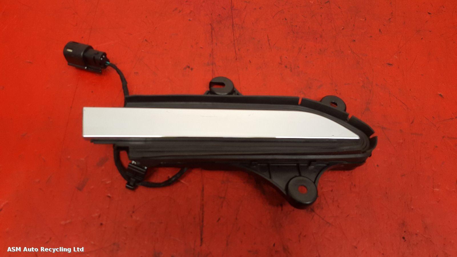 View Auto part Door Handle Tesla Model X 2017