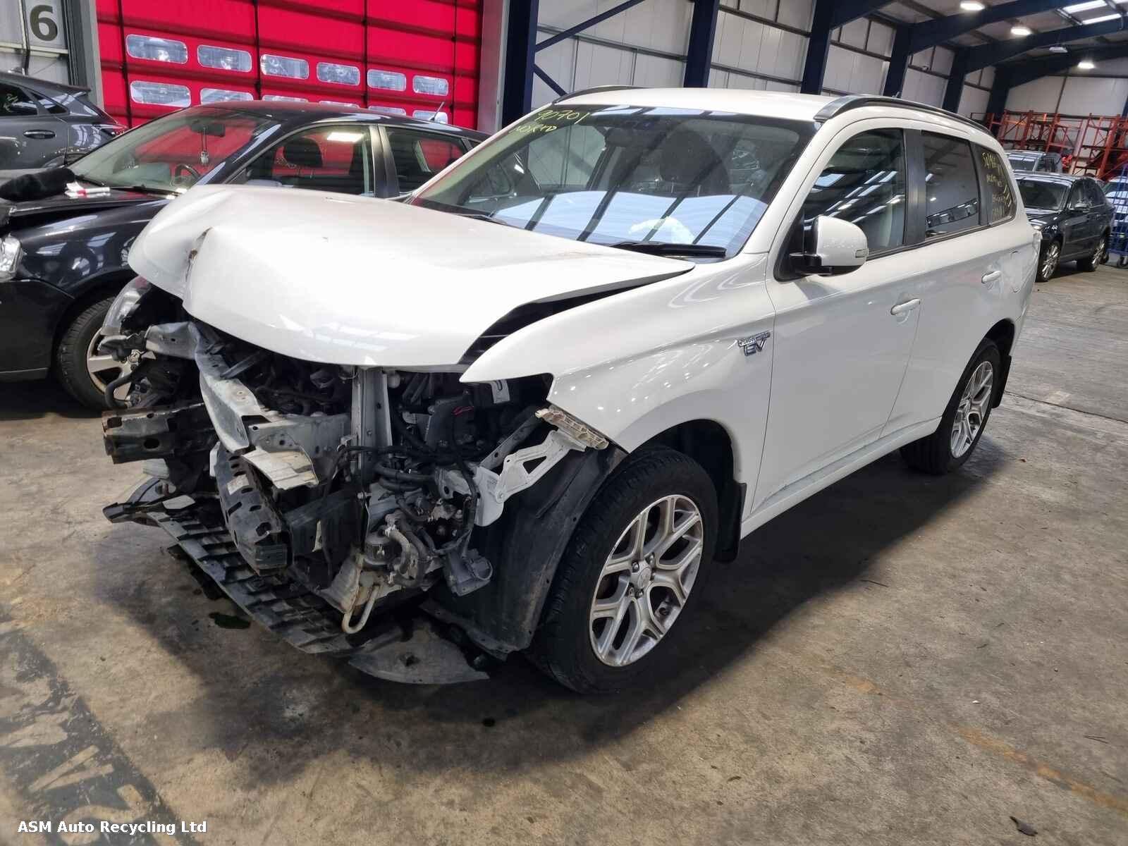 View Auto part Mitsubishi Outlander 2015 5 Door Estate Breaking