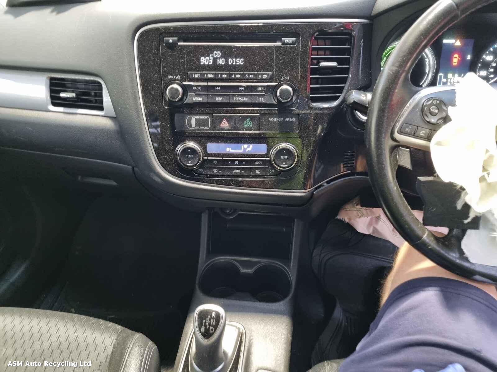 View Auto part Mitsubishi Outlander 2015 5 Door Estate Breaking
