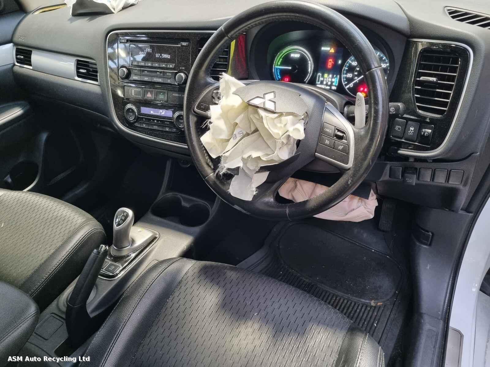 View Auto part Mitsubishi Outlander 2015 5 Door Estate Breaking