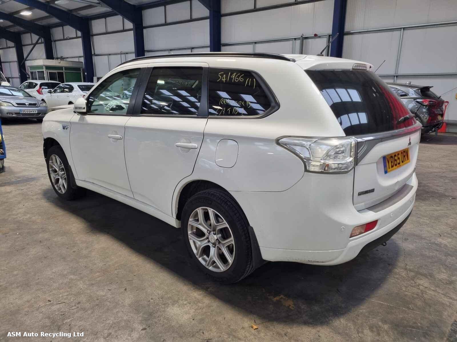 View Auto part Mitsubishi Outlander 2015 5 Door Estate Breaking