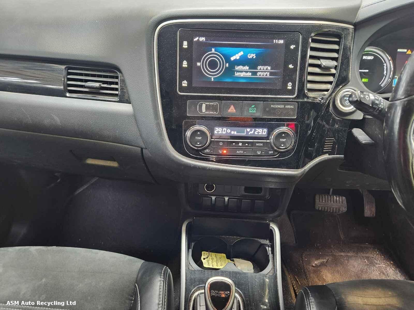 View Auto part Mitsubishi Outlander 2016 5 Door Estate Breaking