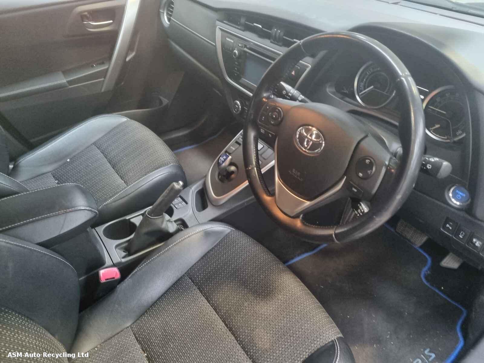 View Auto part Toyota Auris 2015 5 Door Hatchback Breaking