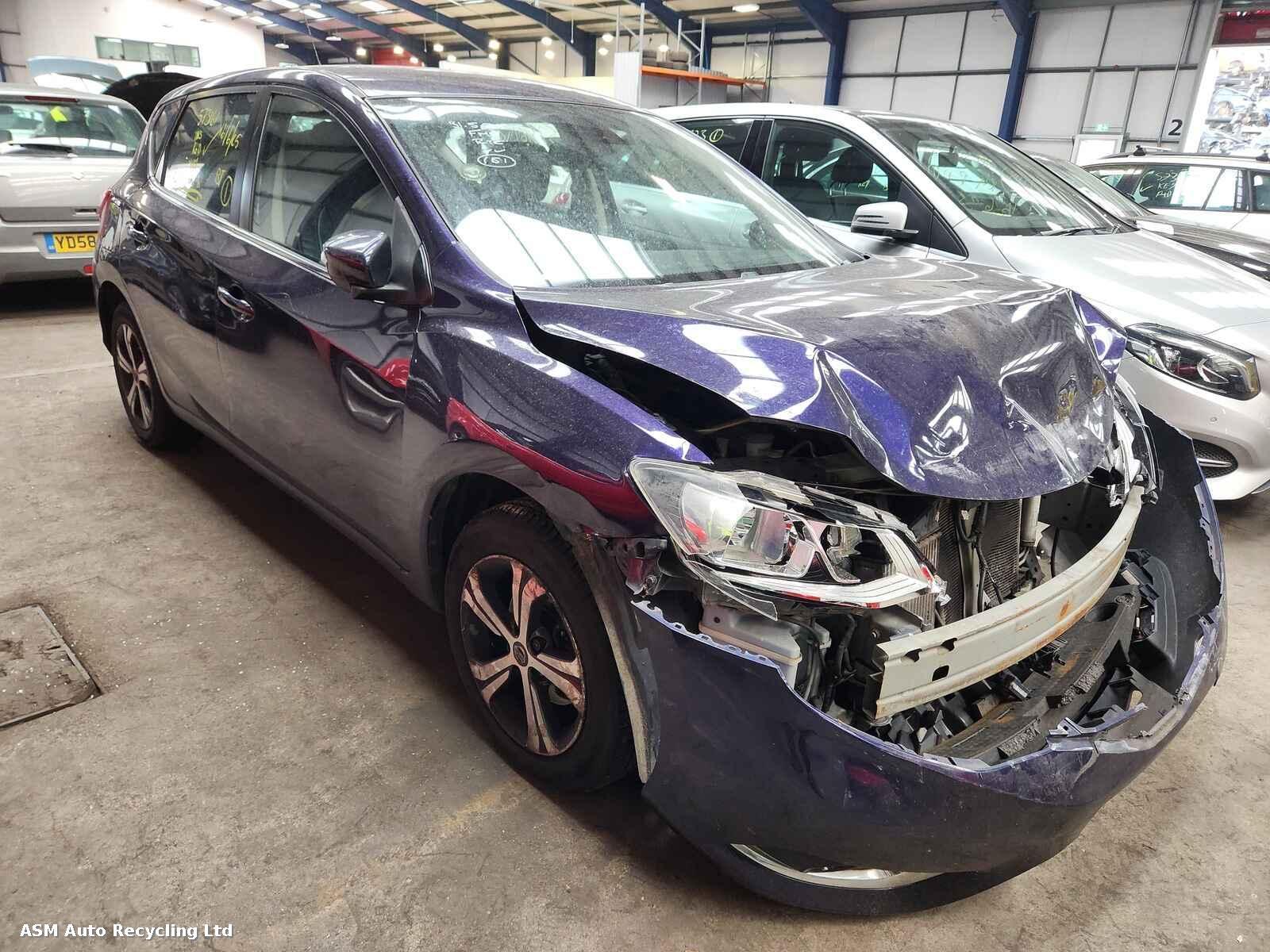 Image for a Nissan Pulsar 2015 5 Door Hatchback Breaking