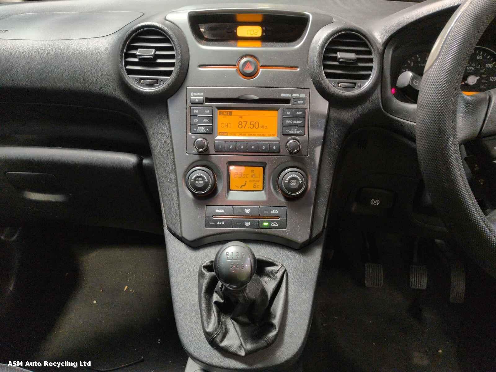 View Auto part Kia Carens 2011 5 Door Mpv Breaking