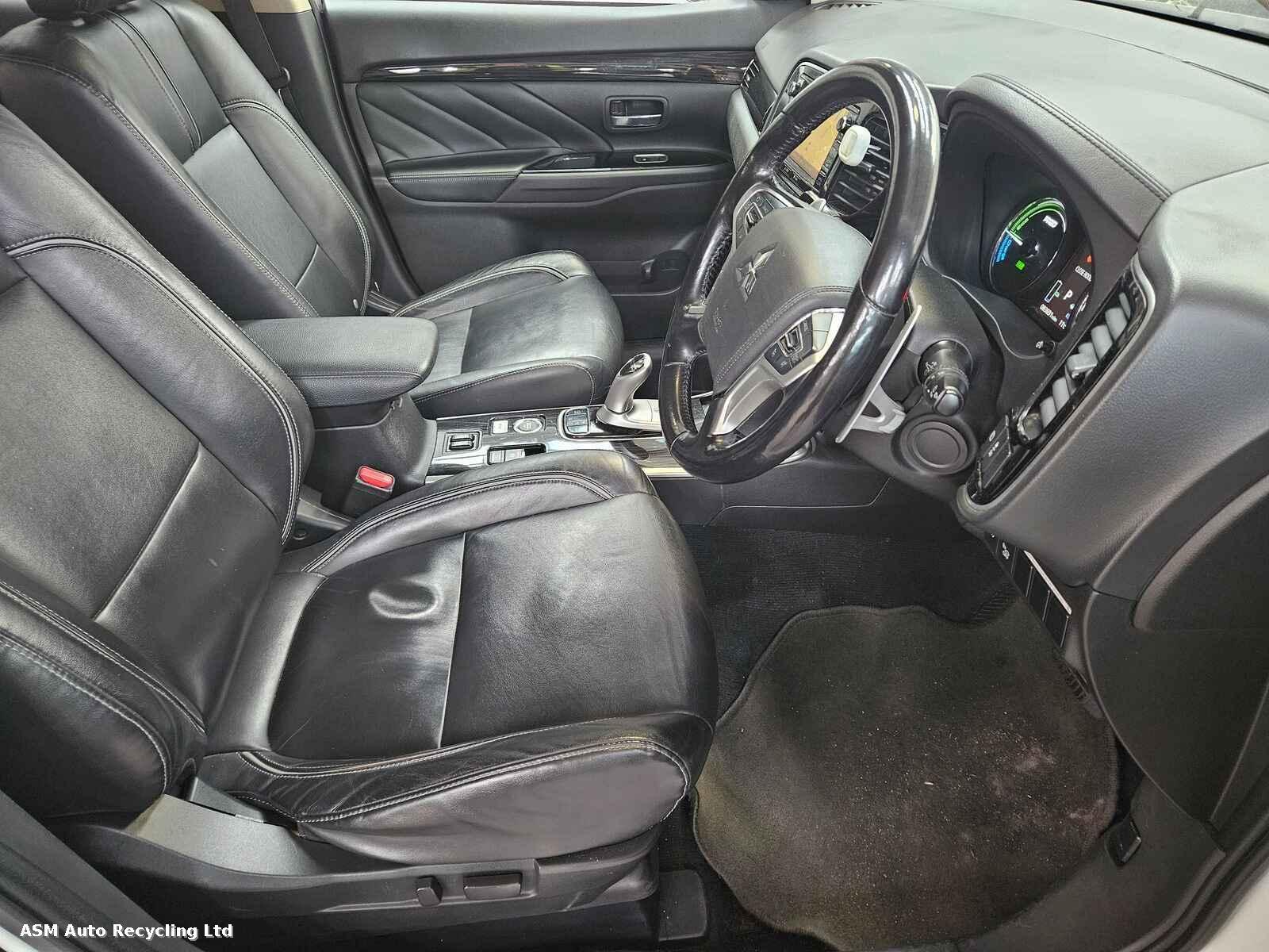 Mitsubishi Outlander 2017 5 Door Estate Breaking View Auto part Mitsubishi Outlander 2017 5 Door Estate Breaking
